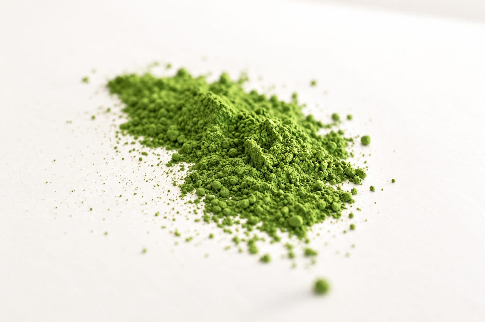 Zbliżenie intensywnie zielonego, świeżo zmielonego proszku matcha Matcha Latcha