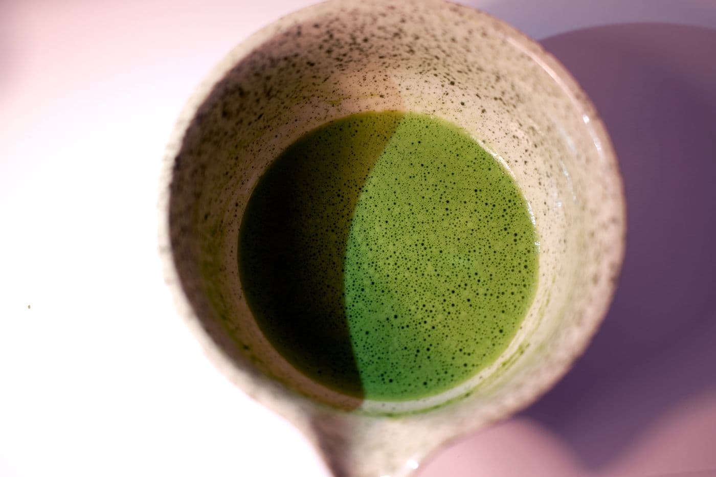 Świeżo ubita matcha usucha w ceramicznej czarce